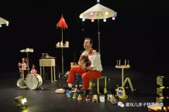 他也喜欢一边弹奏手风琴一边吟唱