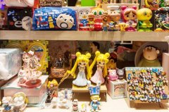 父母与孩子一起参与打地鼠的乐趣