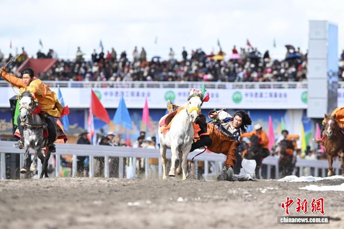 2025年那曲恰青赛马节开幕：以马文化为魂推动高