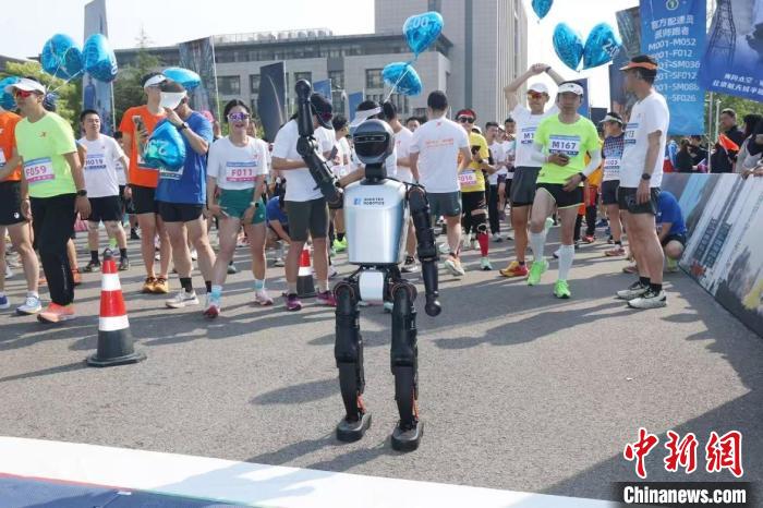 北京航天城举办的“奔向太空·逐梦星河”半程马