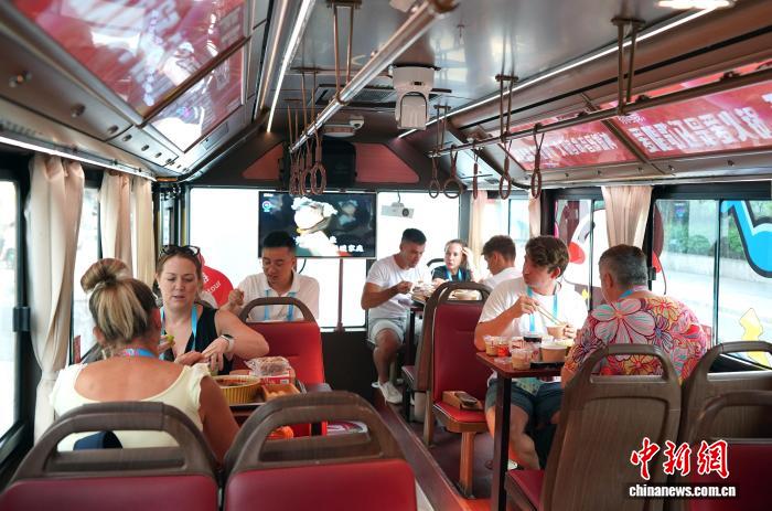 外籍运动员乘火锅巴士沉浸式体验成都多元文化