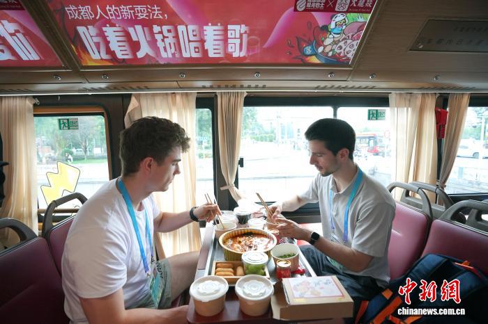 外籍运动员乘火锅巴士沉浸式体验成都多元文化
