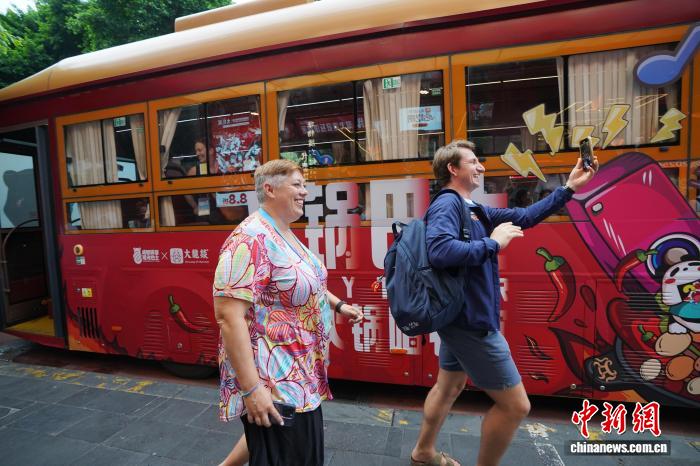 外籍运动员乘火锅巴士沉浸式体验成都多元文化