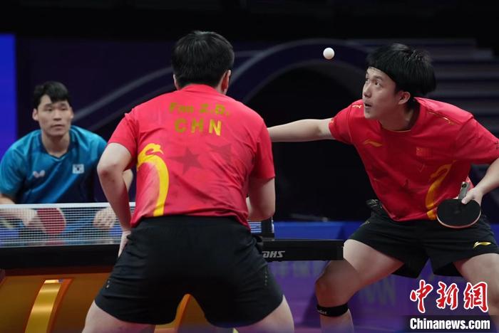 杭州亚运会乒乓球男双决赛：中国组合樊振东王