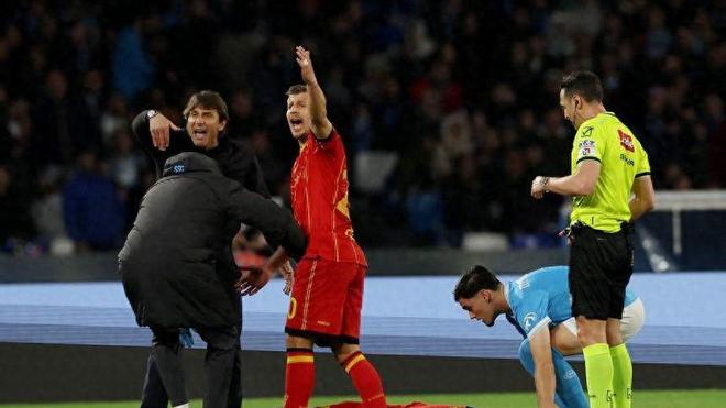 那不勒斯逆转莱切险胜 班达突发晕厥引全场揪心