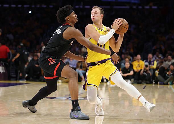 湖人先发控卫肯纳德狂砍27分助球队首战告捷