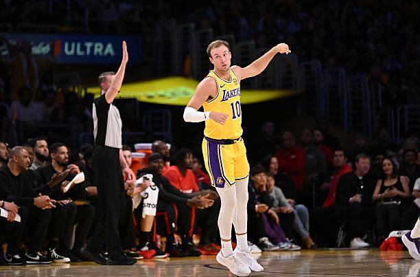 湖人先发控卫肯纳德狂砍27分助球队首战告捷