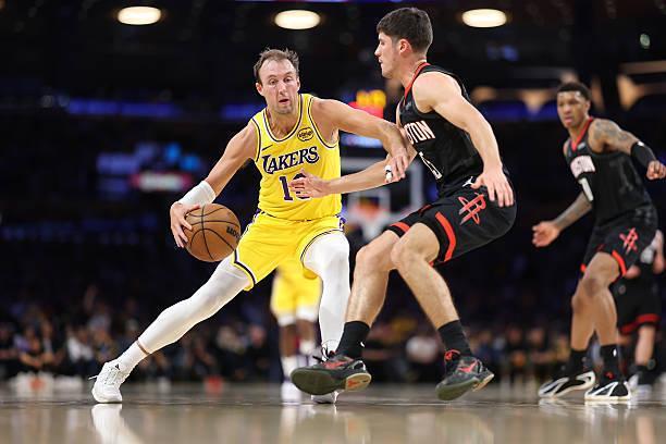 湖人先发控卫肯纳德狂砍27分助球队首战告捷